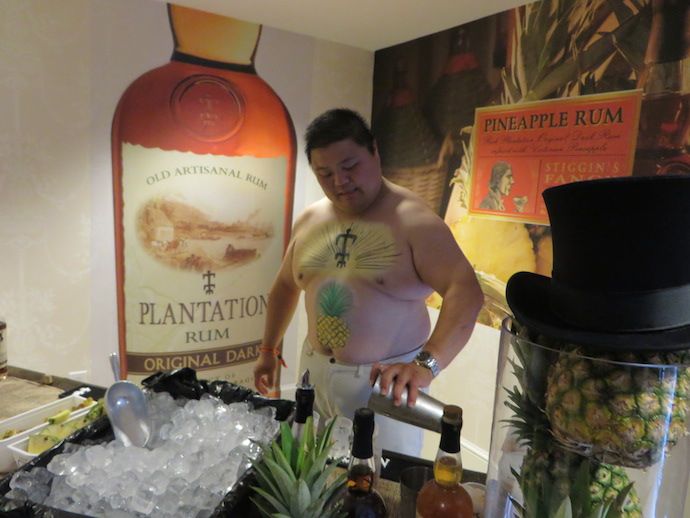 (12 of 14) Rocky Yeh mixes cocktails using Plantation Pineap